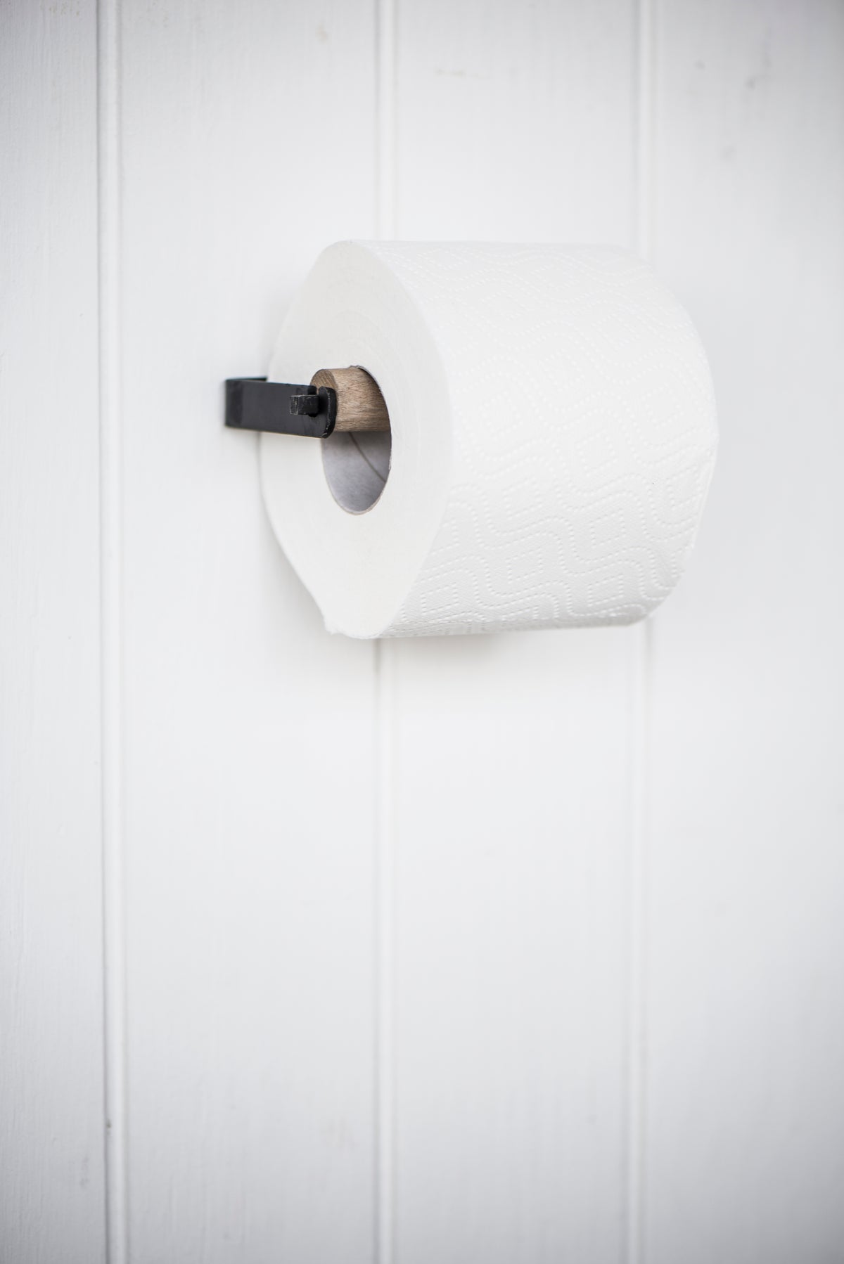 Ib Laursen wc paperiteline musta/puu